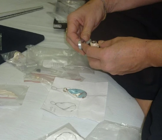 Schmuck-Stücke werden kontrolliert und verpackt.