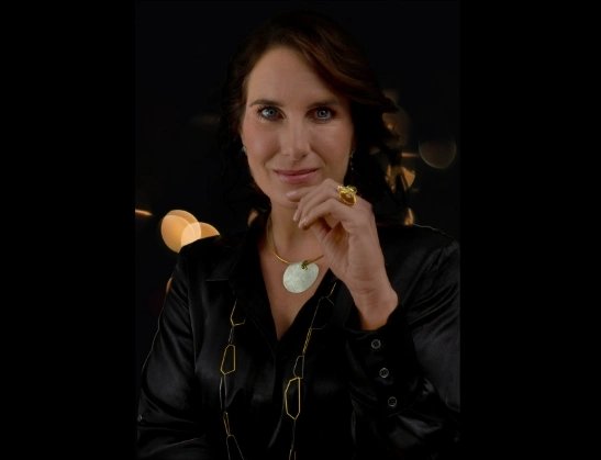 Frau mit einzigartiger Halskette von Schmuck Paderborn